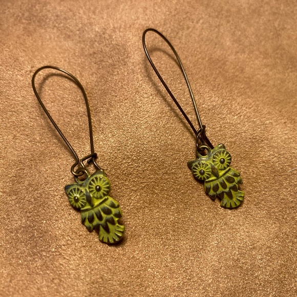 Owl earrings, set. Green owls with copper-ish wire hoops. - Picture 1 of 3